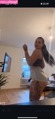 Lara Bttn [ lara-bttn ] - Première branlette de la journée   C était rapide    First handjob