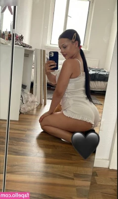 Lara Bttn [ lara-bttn ] - PIU DI UN MINUTO DI VIDEO... A SOLAMENTE 5$ 😋 mi sembra che vi sto
