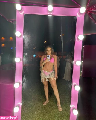 Kéfera Buchmann [ kefera-buchmann ] - It's hot in here...maybe I should strip down