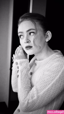 Sadie Sink [ sadie-sink ] - Getting ready for a bath bomb  See the progression on PPV in your