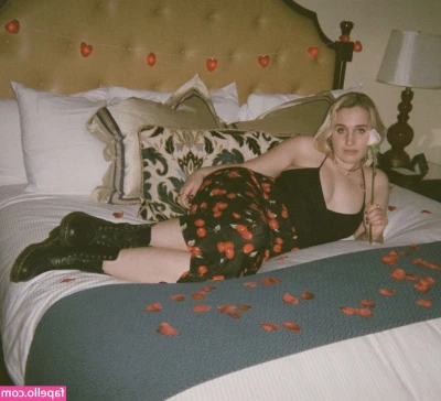 Harley Quinn Smith [ harley-quinn-smith-1 ] - Noche de fiesta