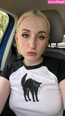 Harley Quinn Smith [ harley-quinn-smith-1 ] - It s haaawt out here