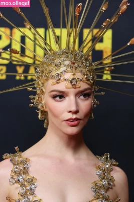 Anya Taylor [ anya-taylor ] - Grace Gordon X Mirror