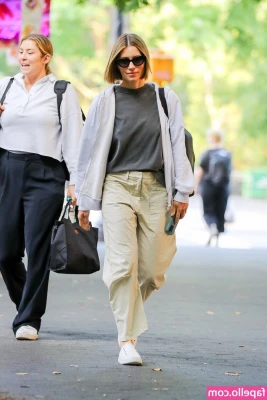Jessica Biel [ jessica-biel ] - Are you staring at my feet J.O.I