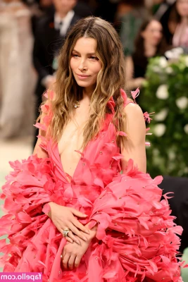 Jessica Biel [ jessica-biel ] - Feeling cheeky today 😋