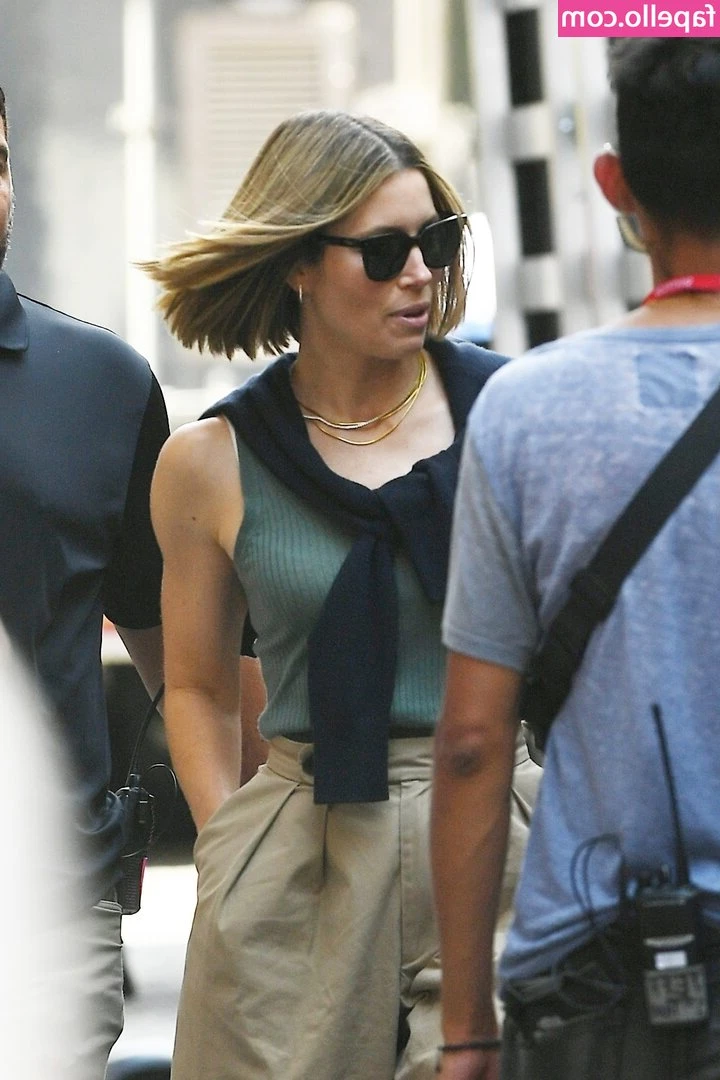 Jessica Biel [ jessica-biel ] - Have you seen the Christmas video I shot last week?   Check DM!