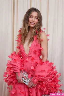 Jessica Biel [ jessica-biel ] - Swipe to wash me.