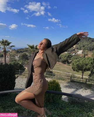 paulagonu - Checking out my ass.