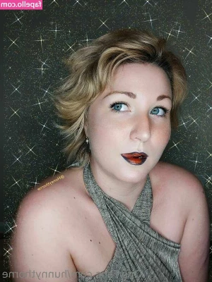 HoneyThorne - A little bit about how I m learning to sing and play guitar  Hope you