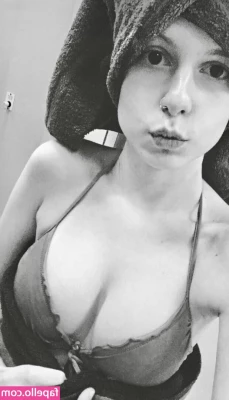 Muriel Melinda [ muriel-melinda ] - native_chickIf you enjoy petite women with tattoos and glasses then