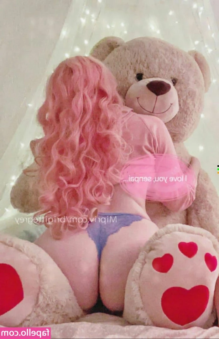 Brigitte Grey [ brigitte-grey ] - To go live Friday 5 people have to commit to being there  I will go