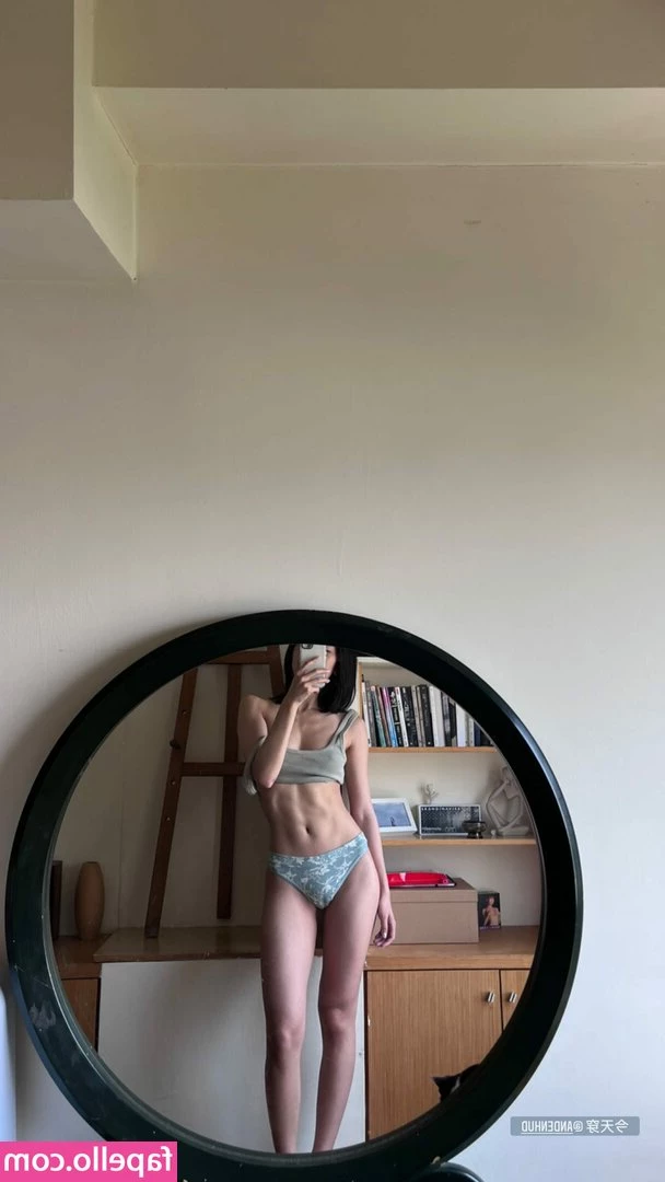 hi_sofiasun [ hi-sofiasun ] - The bathroom mirror and I  BFFs