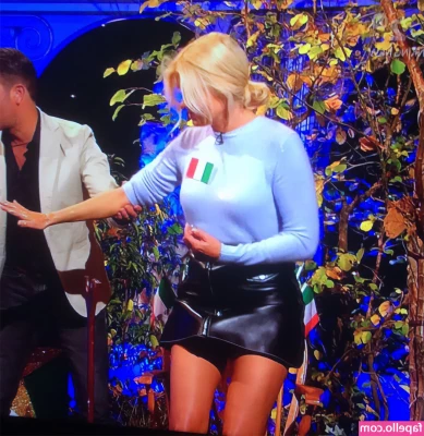 Holly Willoughby [ holly-willoughby ] - No frills