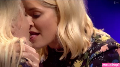 Holly Willoughby [ holly-willoughby ] - Jiggling!