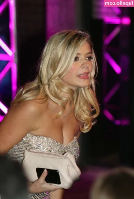 Holly Willoughby [ holly-willoughby ] - I look better with my mouth full