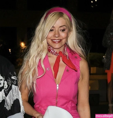 Holly Willoughby [ holly-willoughby ] - I love having a job with 3 day weekends every week