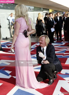 Holly Willoughby [ holly-willoughby ] - Ven a la oscuridad