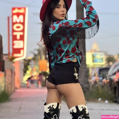 Anna Akana [ anna-akana ] - Skirts are more fun without panties 💞