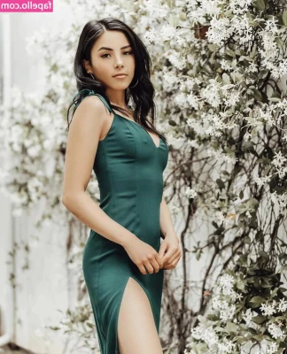Anna Akana [ anna-akana ] - Te privesc si vad cum te uiti in ochii mei😈