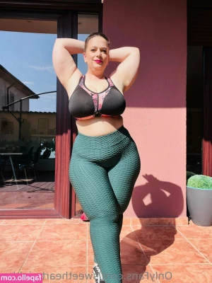 sweetheartmiabbw - playing with my 🐱 & posing in different positions to show off
