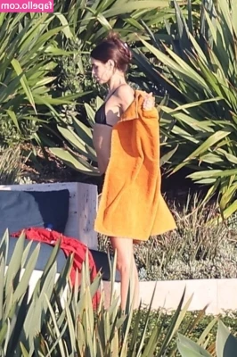 Kaia Gerber [ kaia-gerber ] - Estos no subí pq taba a full con otras cositas  les dejo dos videos