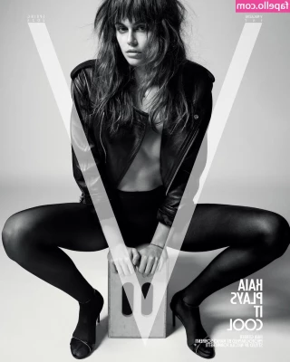 Kaia Gerber [ kaia-gerber ] - Just watching TV  You watch TV half naked too right  Hehehe