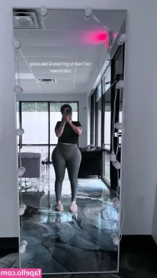 Luzcmun - Rubbing my panties and getting a wet patch