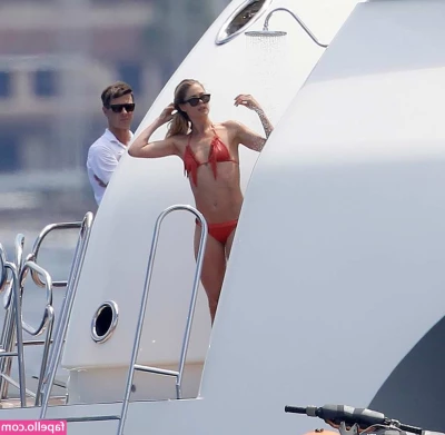 Doutzen Kroes [ doutzen-kroes ] - Thinking about deleting my page