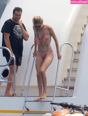 Doutzen Kroes [ doutzen-kroes ] - let s give the neighbors a show baby    Tip  12 under this post to