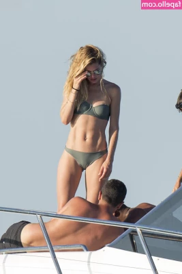 Doutzen Kroes [ doutzen-kroes ] - 'Extented' version of me being a super cool top uvu What do you mean