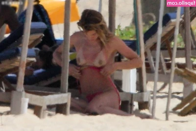 Doutzen Kroes [ doutzen-kroes ] - Try to say bubbles with an angry face
