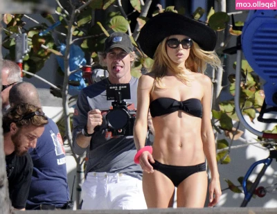 Doutzen Kroes [ doutzen-kroes ] - Starting off the day by showing off my panties to the refrigerator