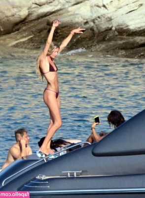Doutzen Kroes [ doutzen-kroes ] - Dildo play even tho I like the real thing