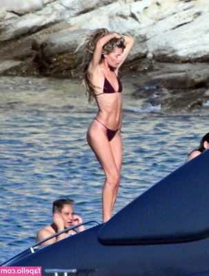 Doutzen Kroes [ doutzen-kroes ] - Warm hé