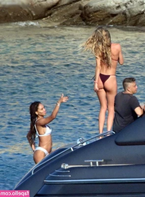 Doutzen Kroes [ doutzen-kroes ] - DM me for the video