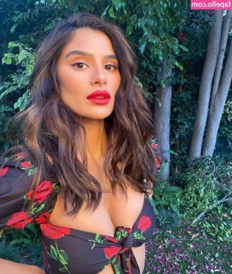 Diane Guerrero [ diane-guerrero ] - Never ending Halloween haha  bundle is coming! (this year Pumpky is a