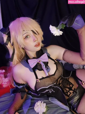 Anizu Chie [ anizu-chie ] - Have some snack before you hit the sack😜🤤