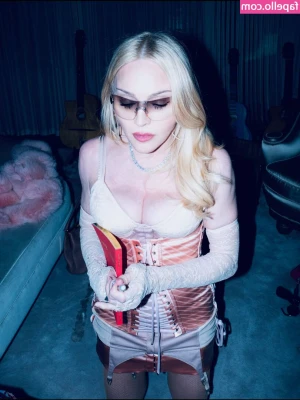 Madonna - Do you want to see me naked? 😏