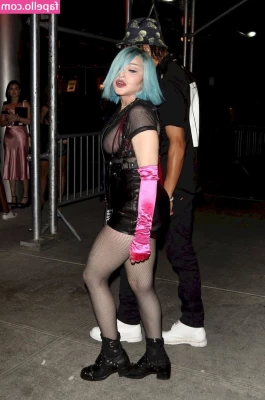 Madonna - Being a hoe at the junkyard