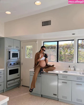 Shay Mitchell [ shay-mitchell ] - Vidéo photos  Tenues cuir cuissardes  Rappel à ta place