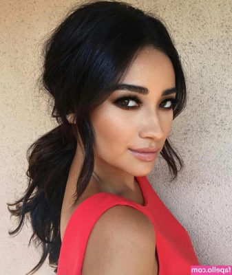 Shay Mitchell [ shay-mitchell ] - Hoping it’s not too early to start posting Holiday pics! If you