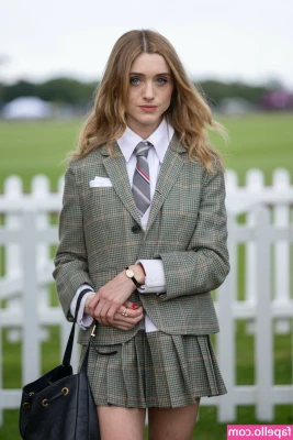 Natalia Dyer [ natalia-dyer ] - Our tits need sucking, volunteers? 🥵 @jazmynpdx