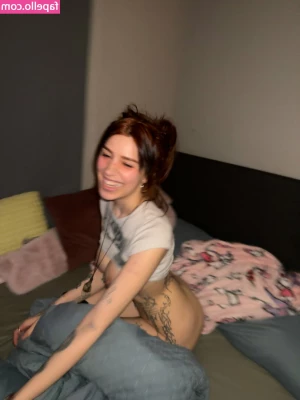 erotica2222 [ erotica2222-4 ] - 🍑 Süsses Nachthemd, oder? Und ein geiler Arsch drunter...  🍑