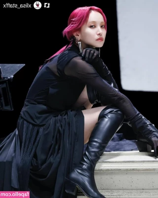 Lisa [ lisa-1 ] - You know smart girls with dirty minds are keepers, right?🤭