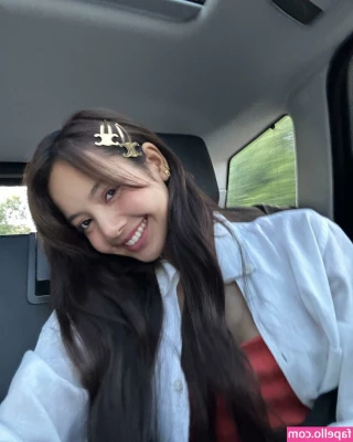 Lisa [ lisa-1 ] - Here's my proof that simplicity is the greatest sophistication😉
