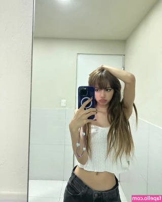 Lisa [ lisa-1 ] - Swipe left