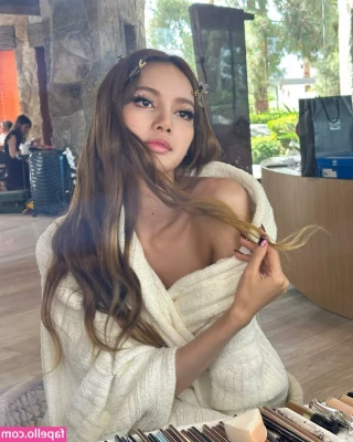 Lisa [ lisa-1 ] - Today has been hell! My boyfriend wasn’t allowed on the flight so I