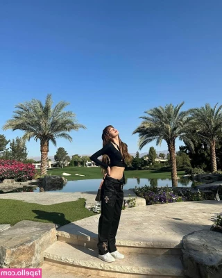 Lisa [ lisa-1 ] - Gentle dom teasing  with oil  Soles  Oil  A little sensual dominance 