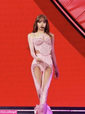 Lisa [ lisa-1 ] - Fun-sized and full of energy – just how you like it, right?