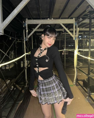 Lisa [ lisa-1 ] - I'm going LIVE here Sunday night @9pm est🍑 Vote which theme I